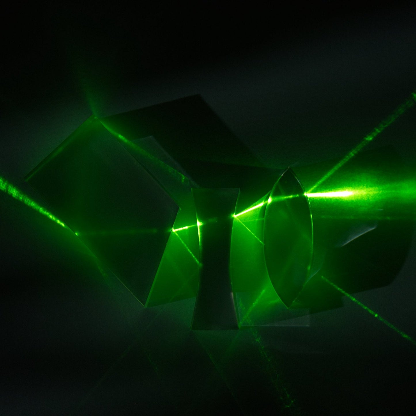 Class 3R classroom laser refraction and reflection lens experiment using convex and concave lenses with a green laser pointer