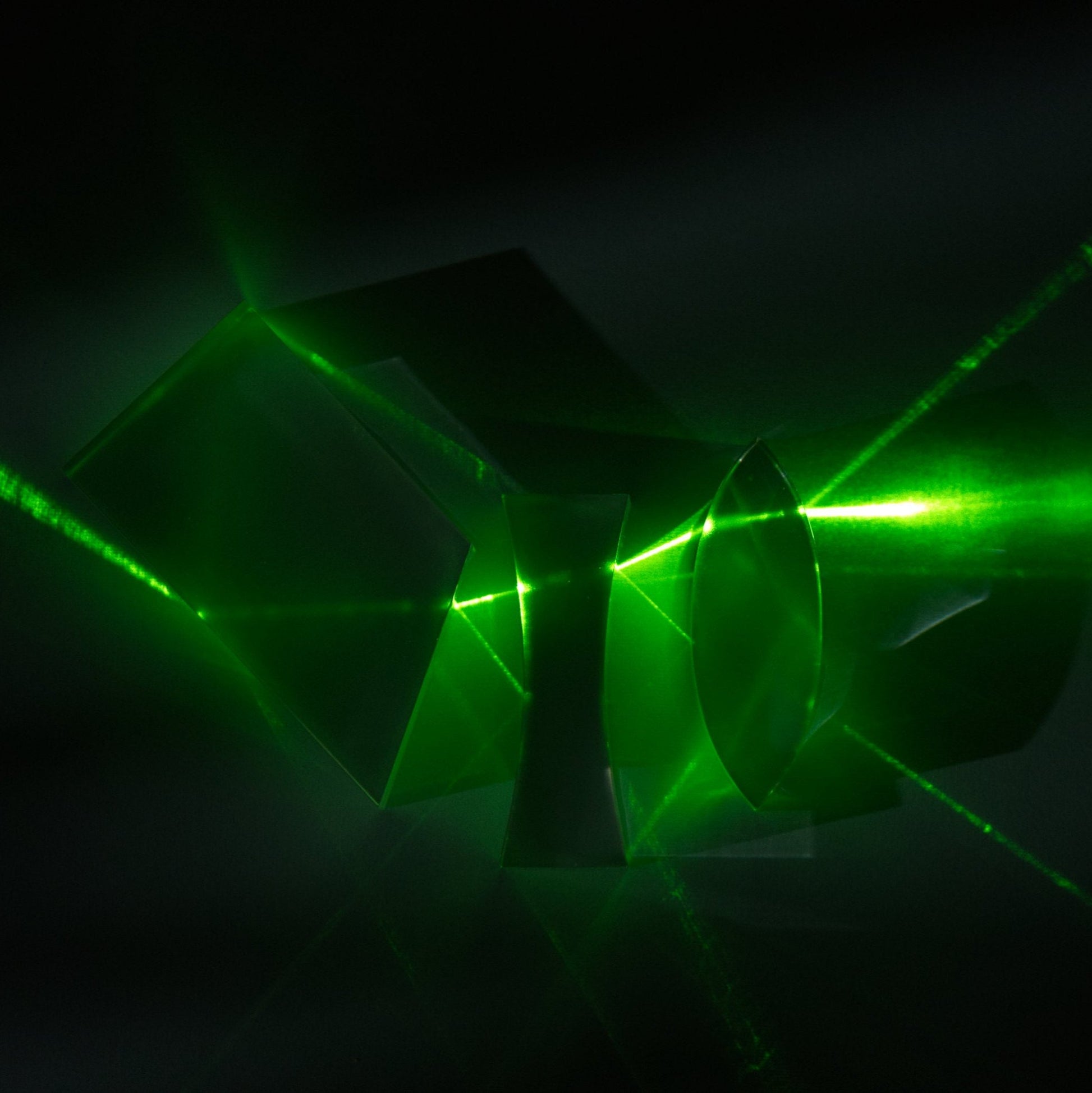 Class 3R classroom laser refraction and reflection lens experiment using convex and concave lenses with a green laser pointer